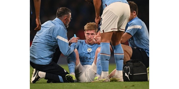 Kevin De Bruyne si při zisku titulu Manchesteru City zlomil stehenní šlachu